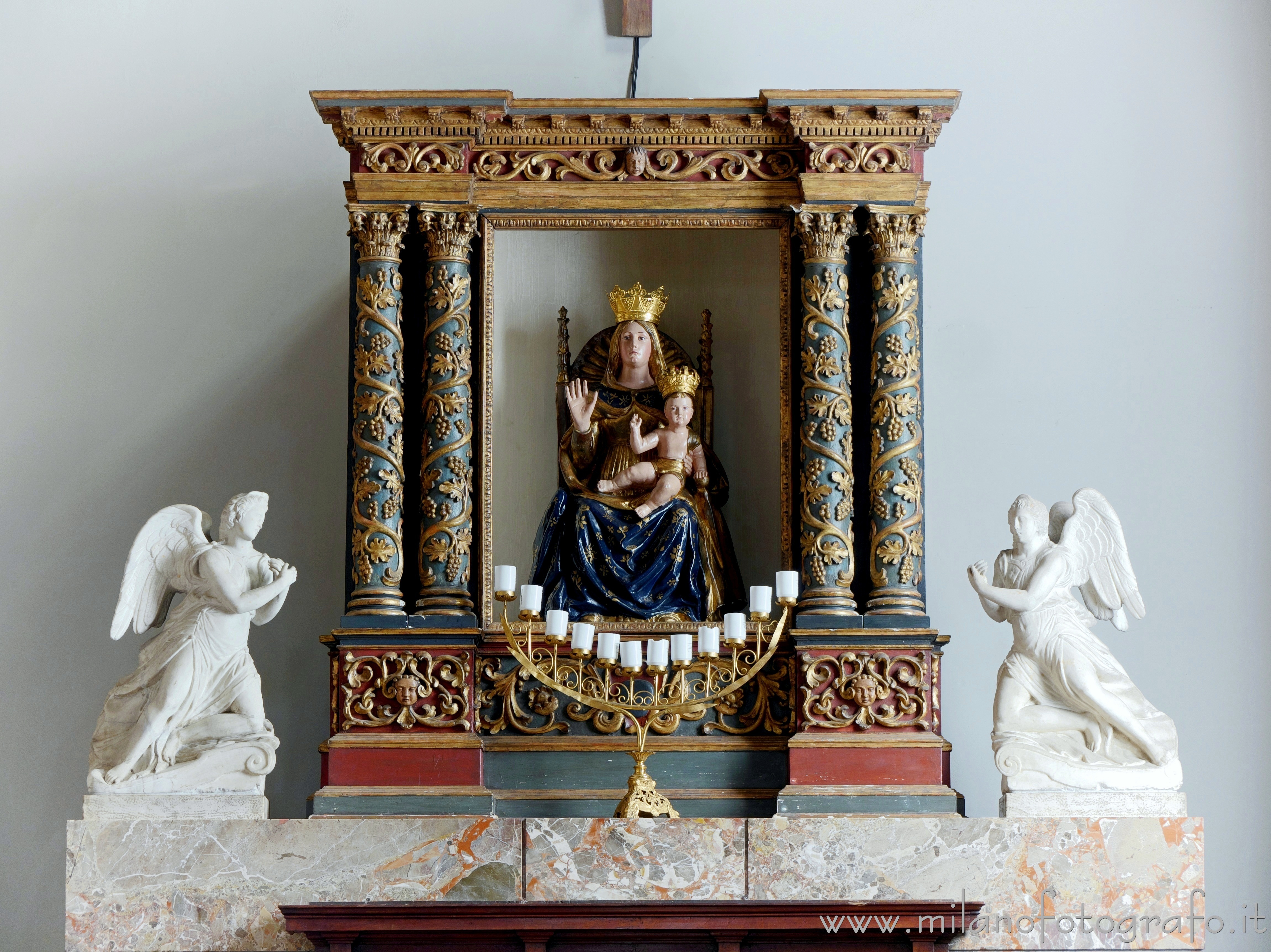 Busto Arsizio (Varese) - Statua della Madonna dell'Aiuto nel Santuario di Santa Maria di Piazza senza illuminazione posteriore - Foto a piena risoluzione